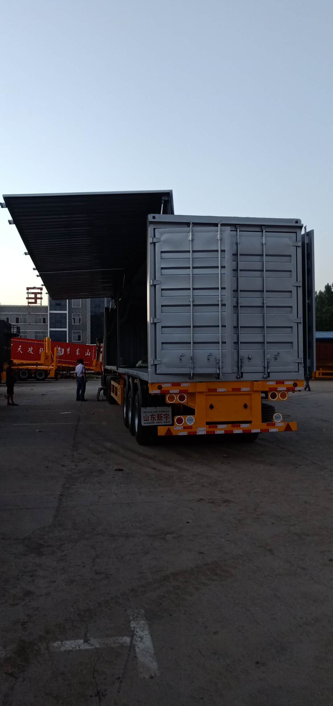 梁山展翼式半挂车